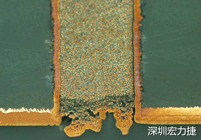 PCB設(shè)計之導(dǎo)電孔塞孔工藝 導(dǎo)電孔Via hole又名導(dǎo)通孔，為了達(dá)到客戶要求，導(dǎo)通孔必須塞孔，經(jīng)過大量的實(shí)踐，改變傳統(tǒng)的鋁片塞孔工藝，用白網(wǎng)完成板面阻焊與塞孔。生產(chǎn)穩(wěn)定，質(zhì)量可靠。