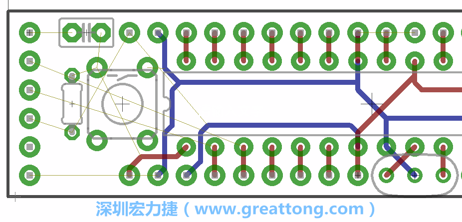 到目前為止，你應(yīng)該只剩下四個部分還未進(jìn)行布線，10K重置上拉電阻器、重置電容和1×6的序列排針。